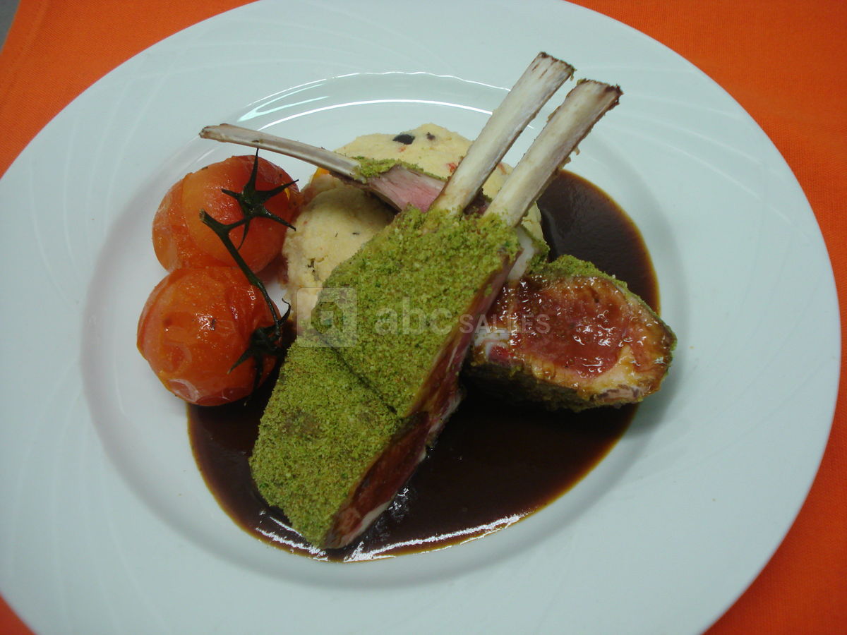 Carré d'agneau en croute de basilic à la fleur de thym