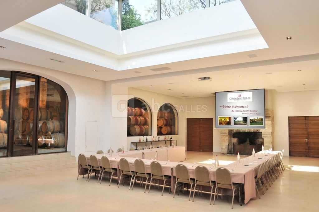 Salle des barriques en u