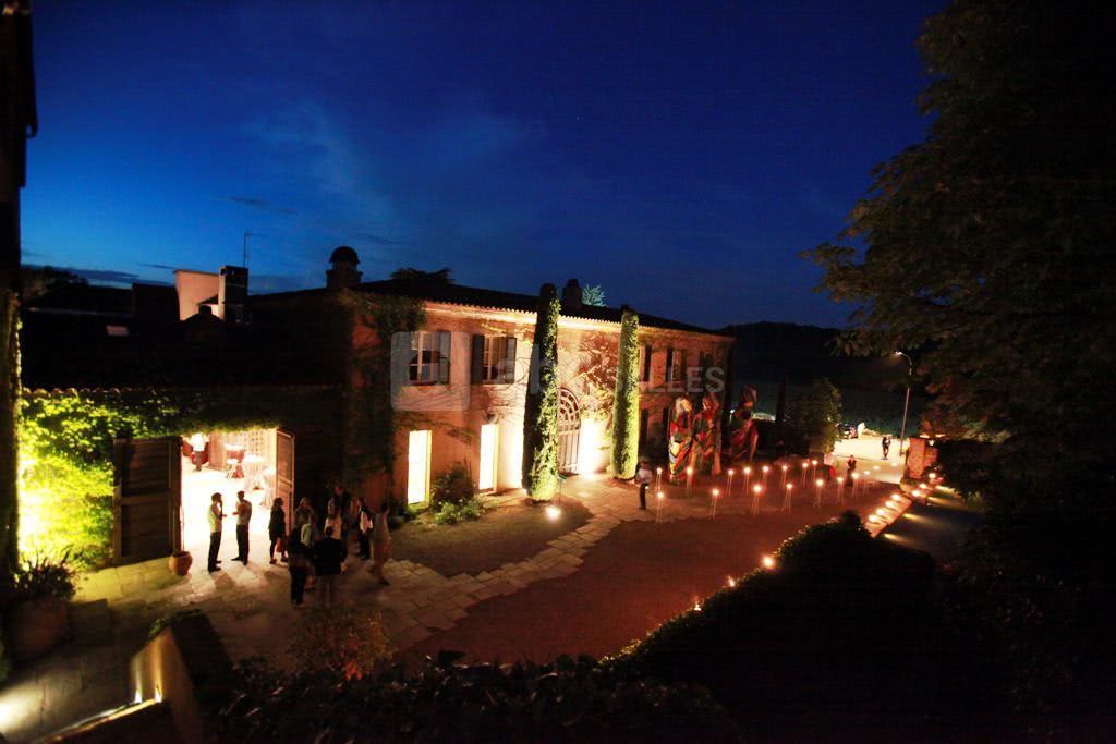 Entree salle des barriques de nuit