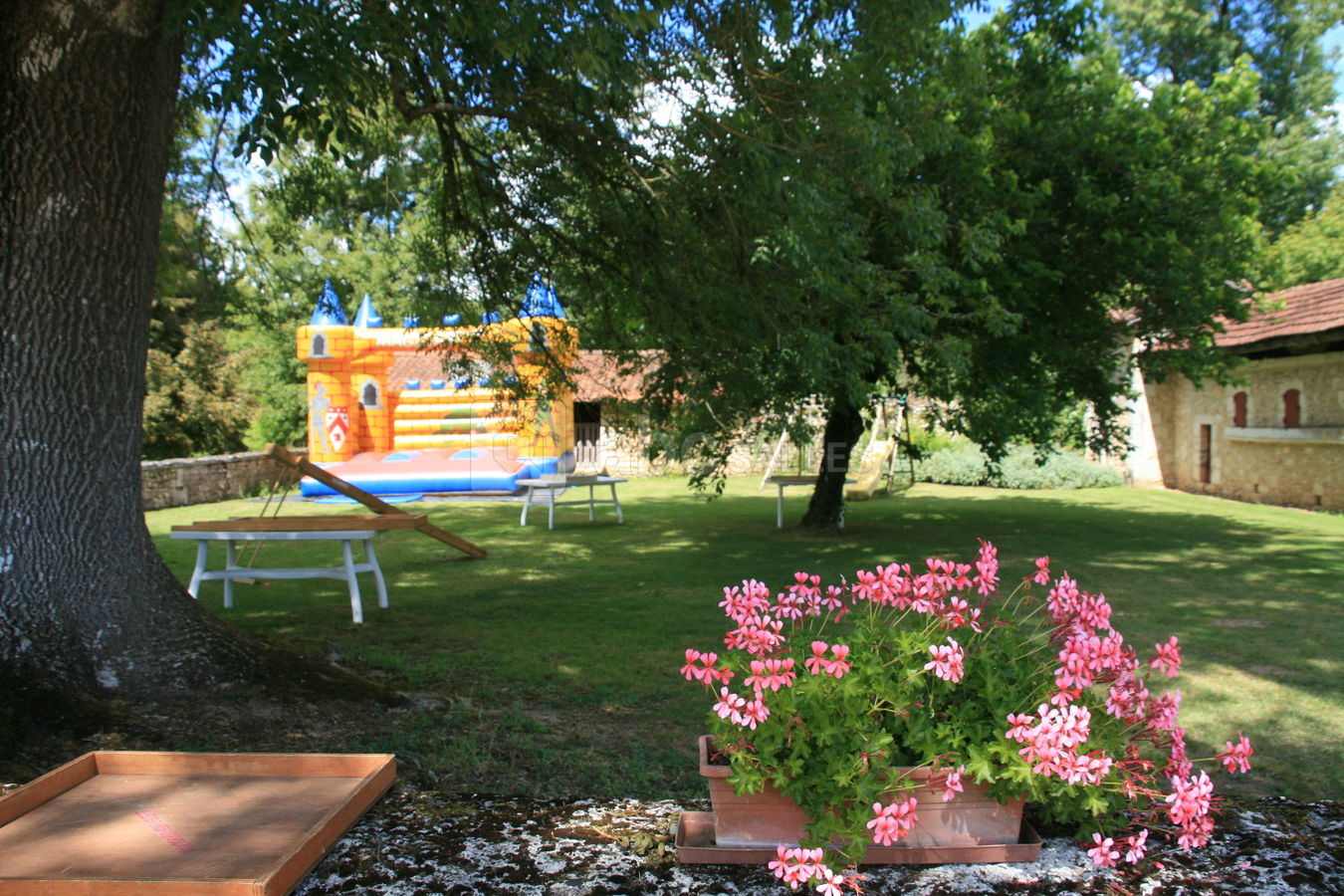 La cour des enfants au Domaine de Montplaisir