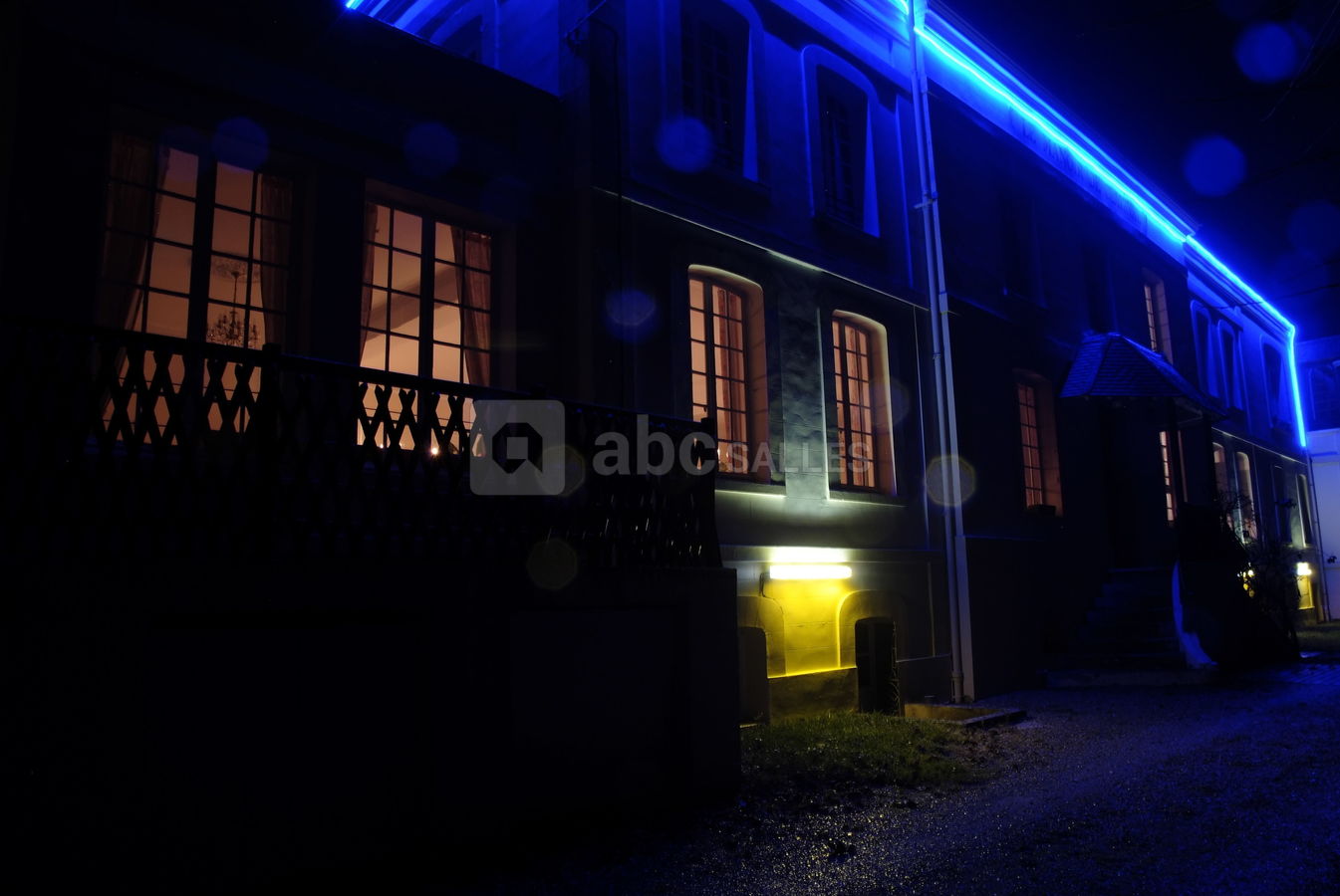 Le manoir en nocturne avec néon