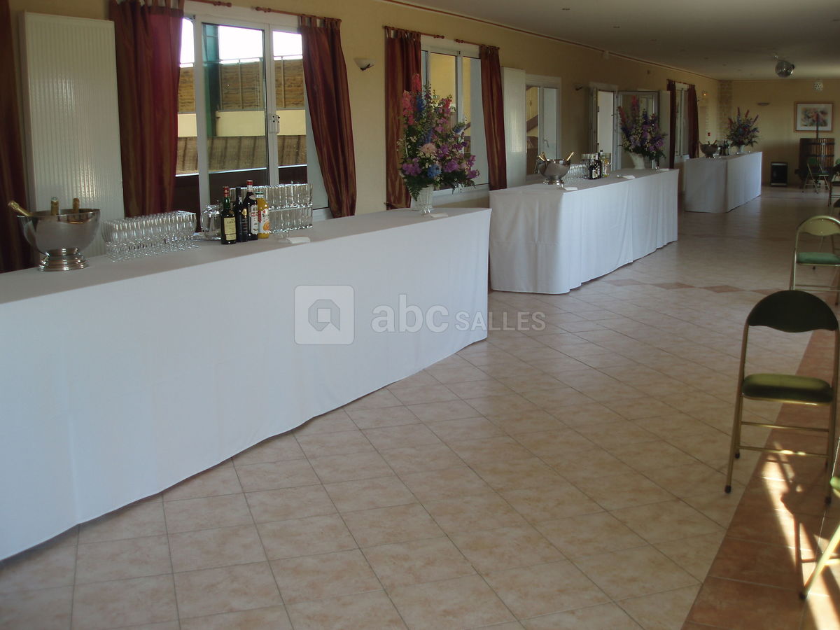 Espace cocktails attenant à la grande salle