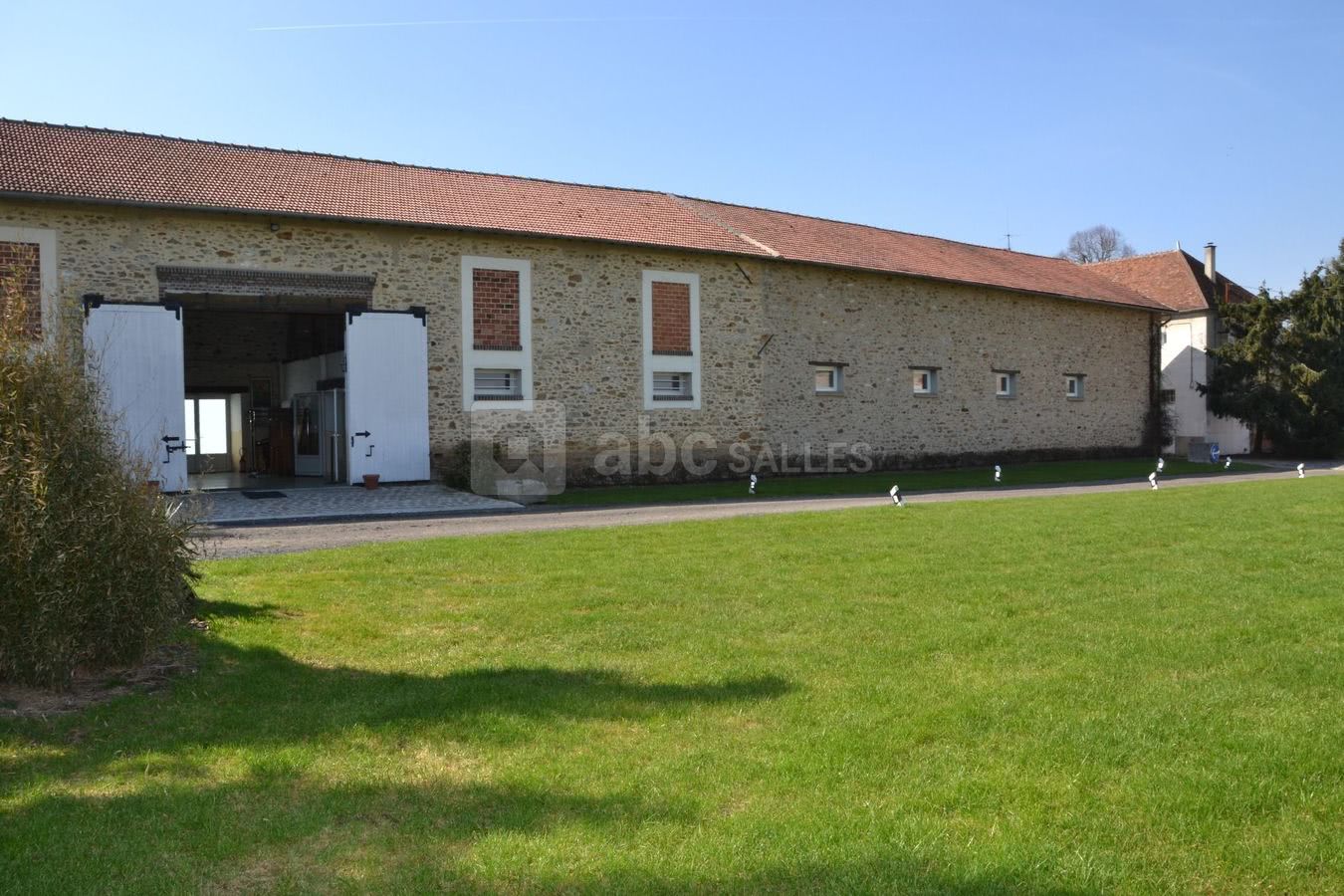 PARC EXTERIEUR ET ENTREE SALLE