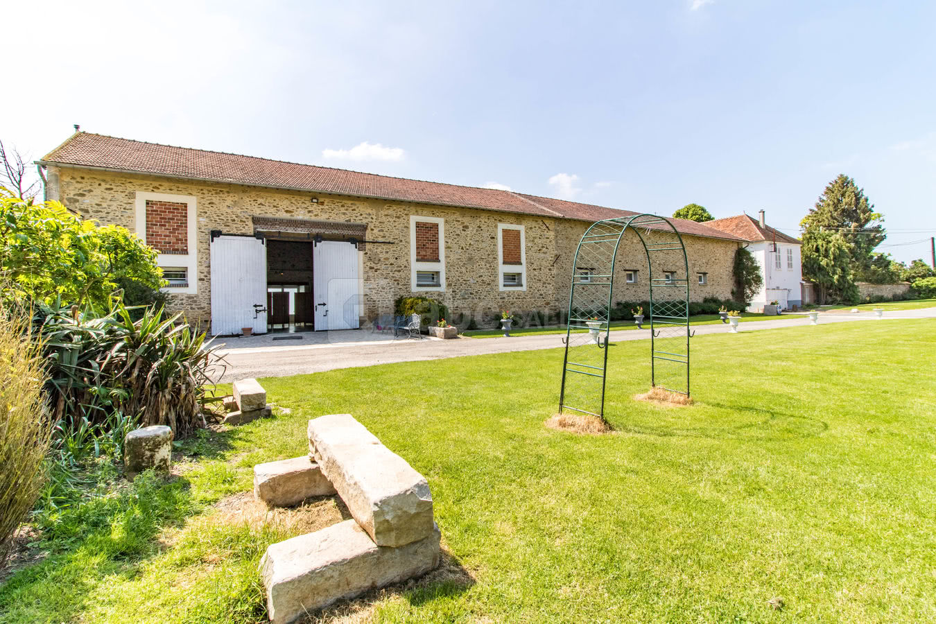 JARDIN ET ENTREE SALLE