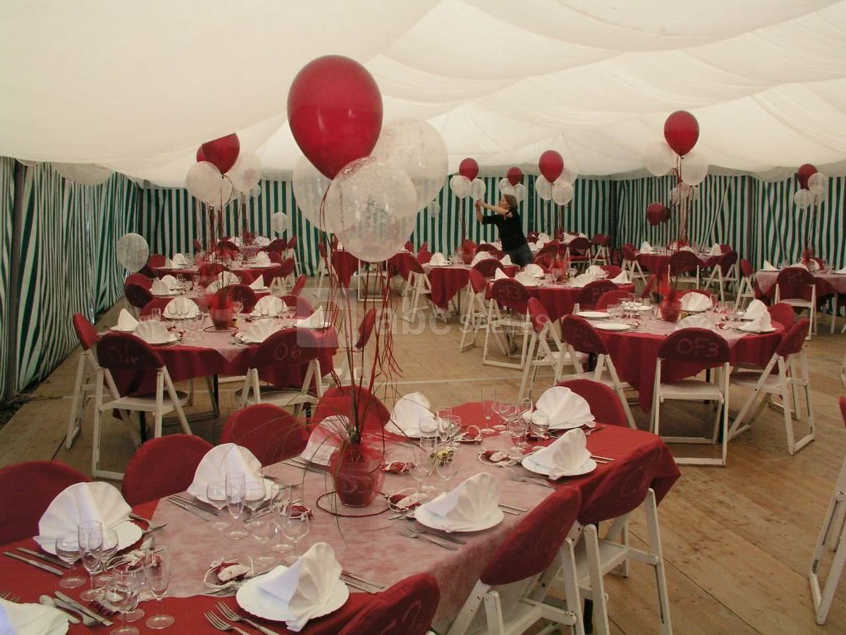 Chapiteau avec décoration de mariage