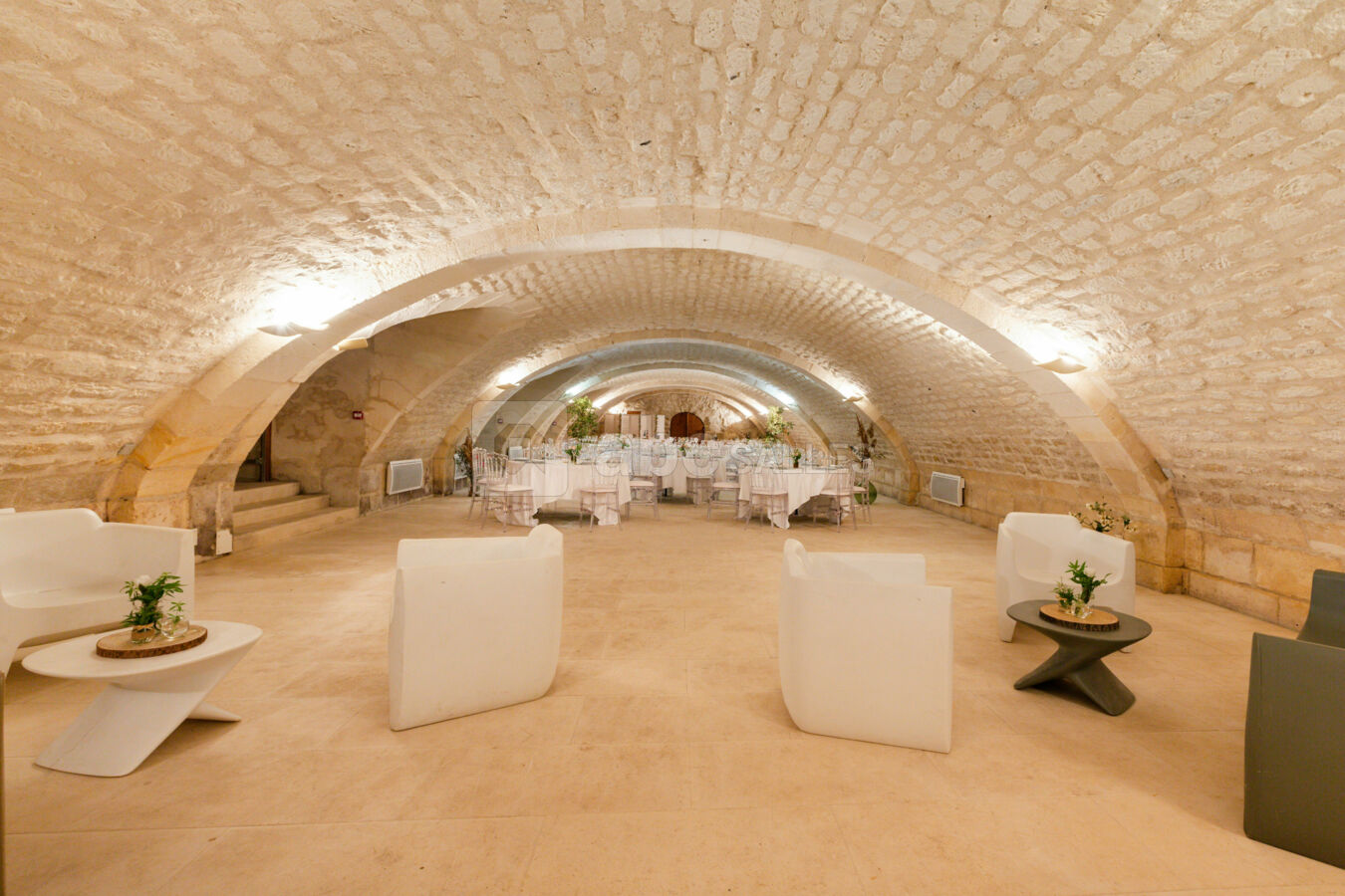 Salle de 240m², salle de fête, mariage. Capacité 160 personnes à table. Accès direct dans une petite cour puis le jardin