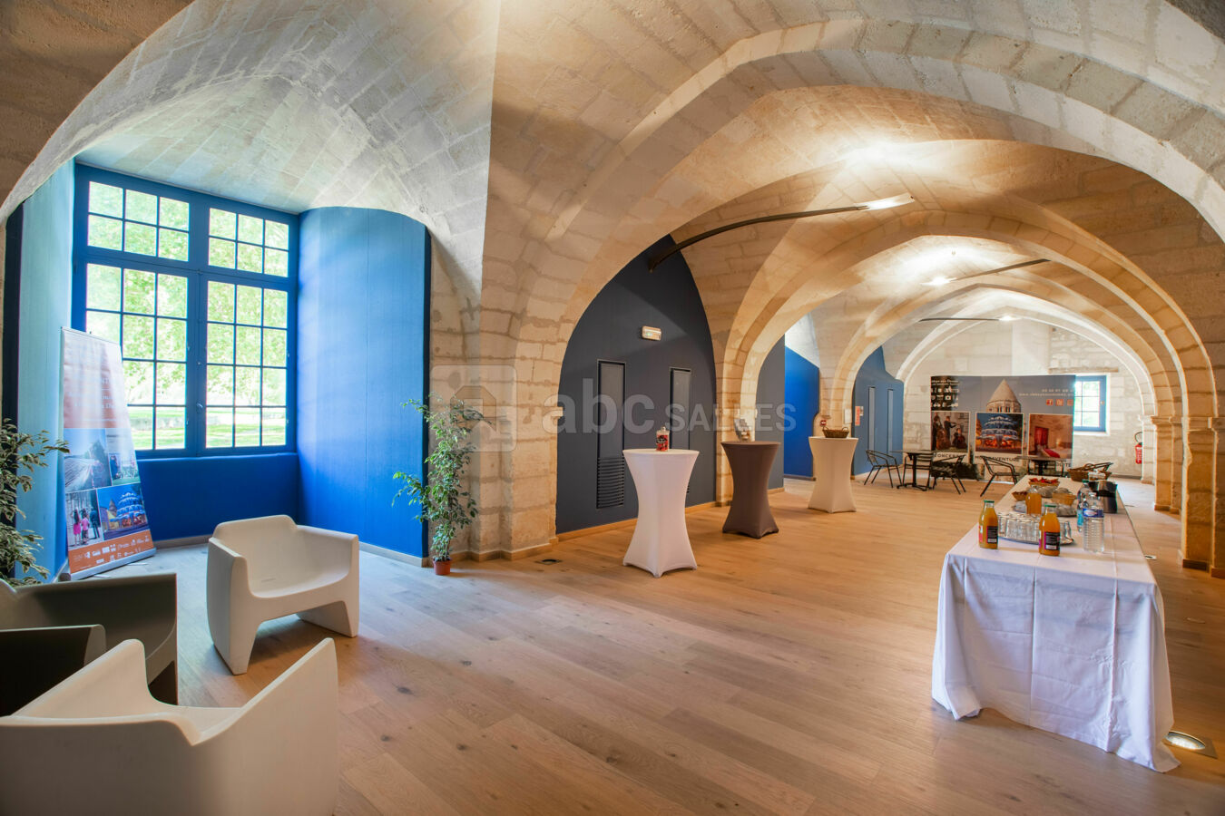 Salle de 100m², donnant sur le jardin, accès PMR