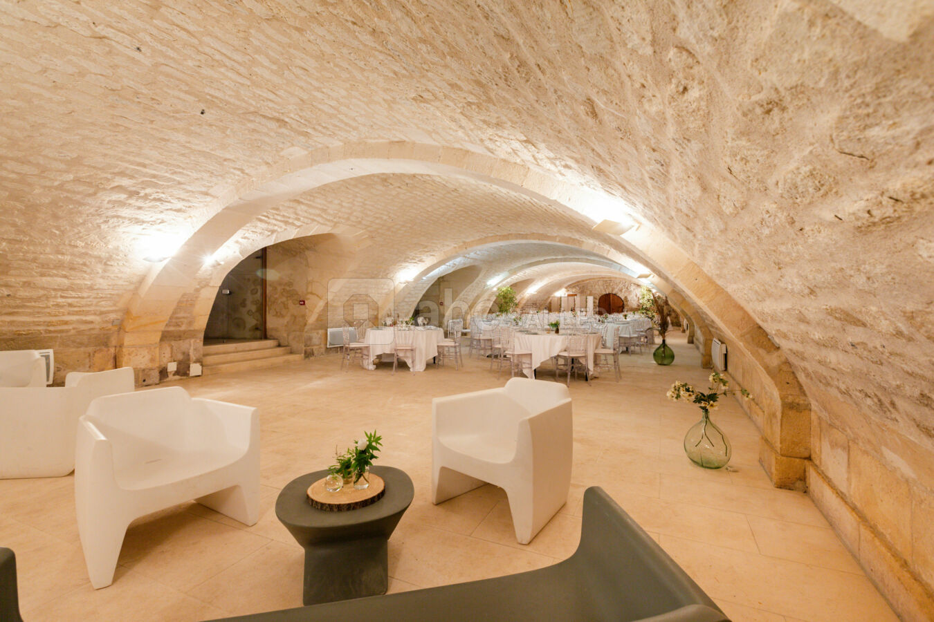 Salle de 240m², salle de fête, mariage. Capacité 160 personnes à table. Accès direct dans une petite cour puis le jardin