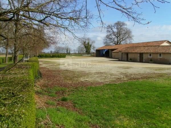 Salle et parking