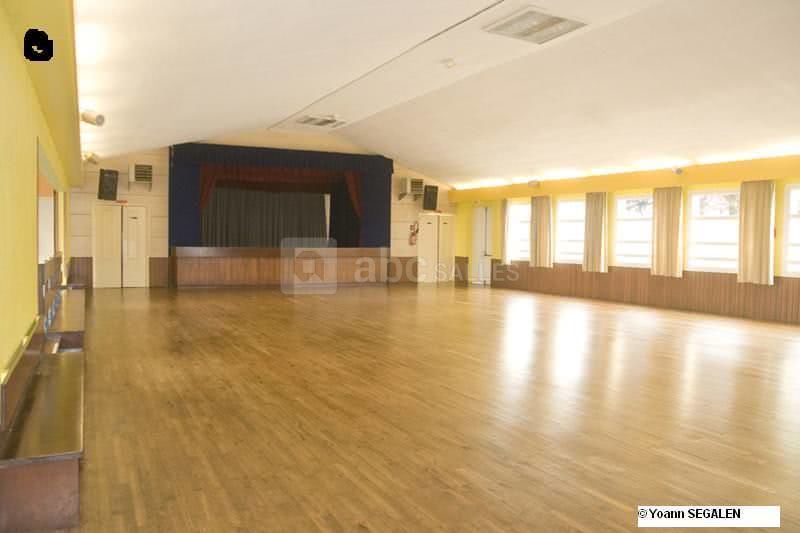 Salle de 250 personnes à 350 m des gîtes (hors du parc).