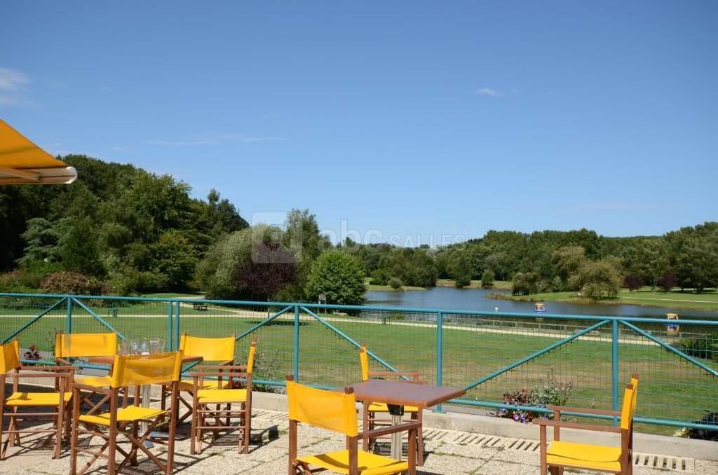 Terrasse en continuité de la salle