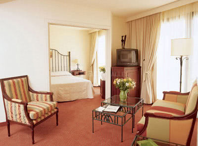 Suite (39 m², chambre et salon séparés, lit queensize...)
