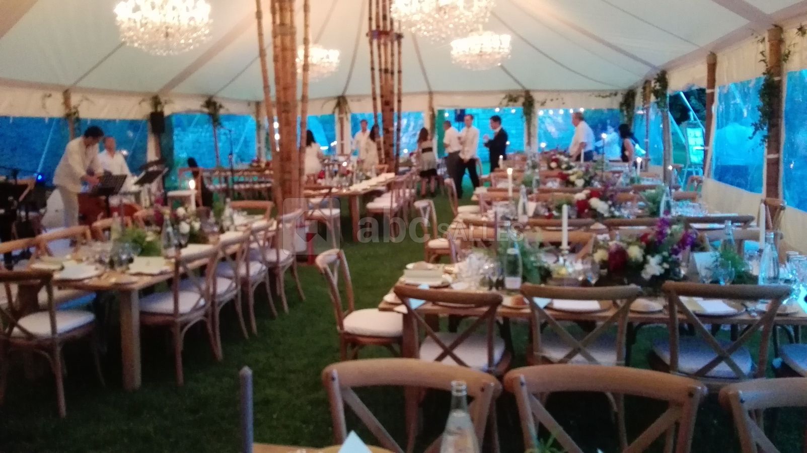 Dîner sous chapiteaux