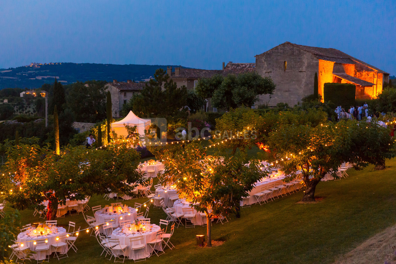 Vue extérieure de nuit