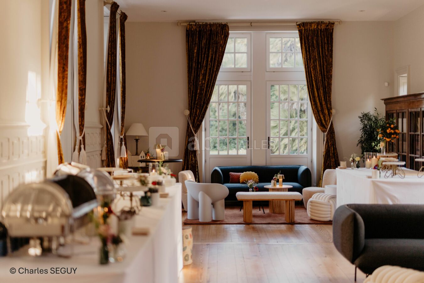 Salle de réception réaménagé en 2ème salon avec buffet