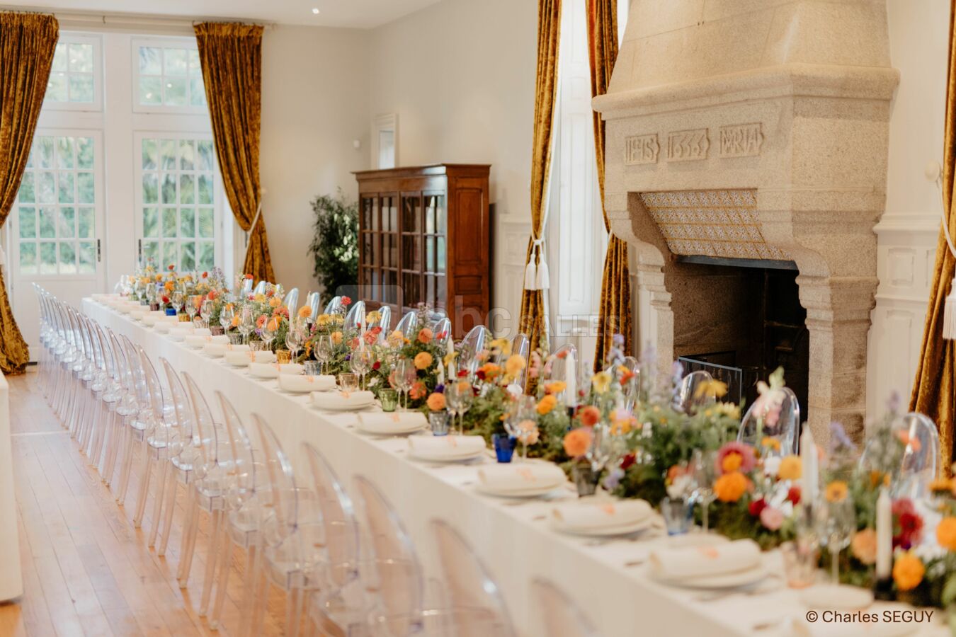 Salle de réception avec sa cheminée fonctionnelle