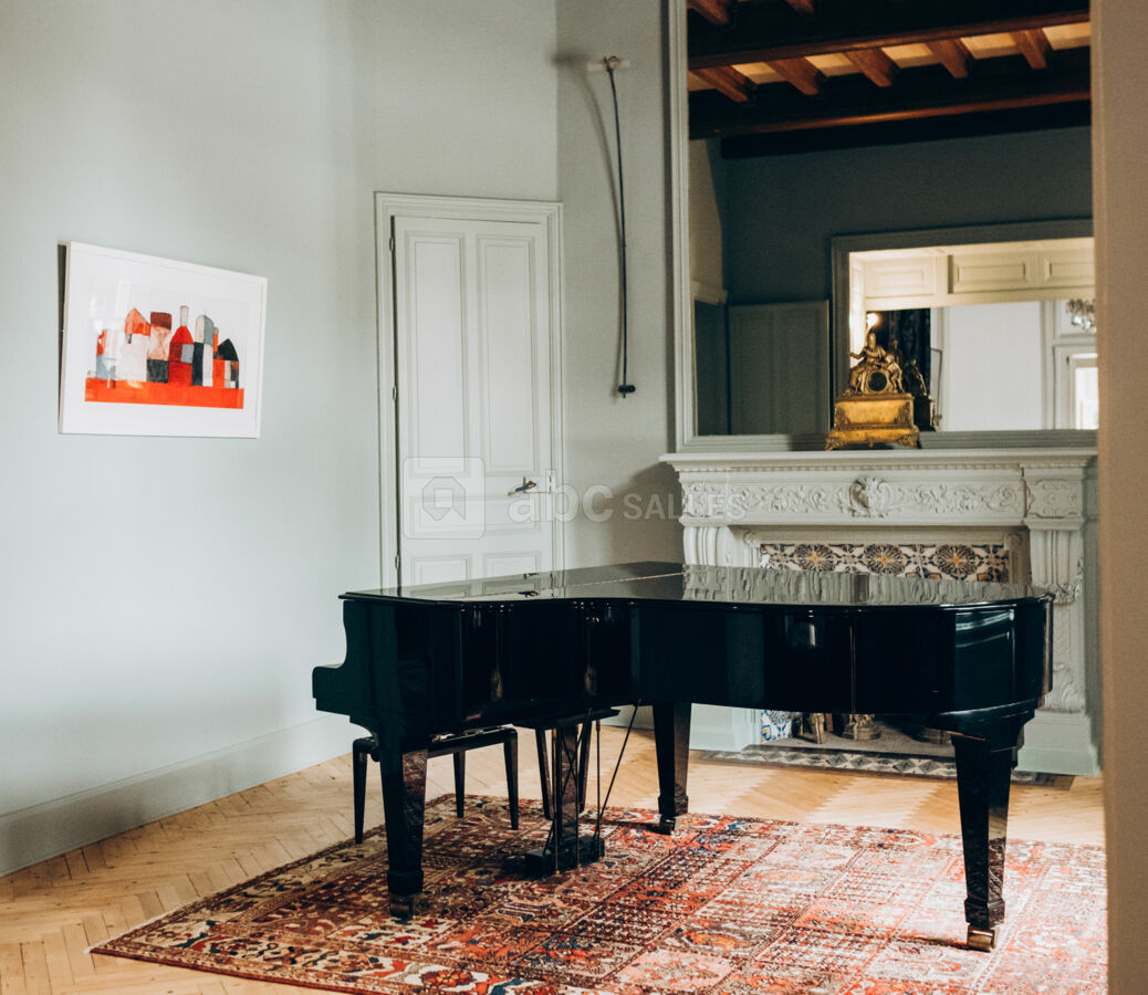 Salon et son piano à queue