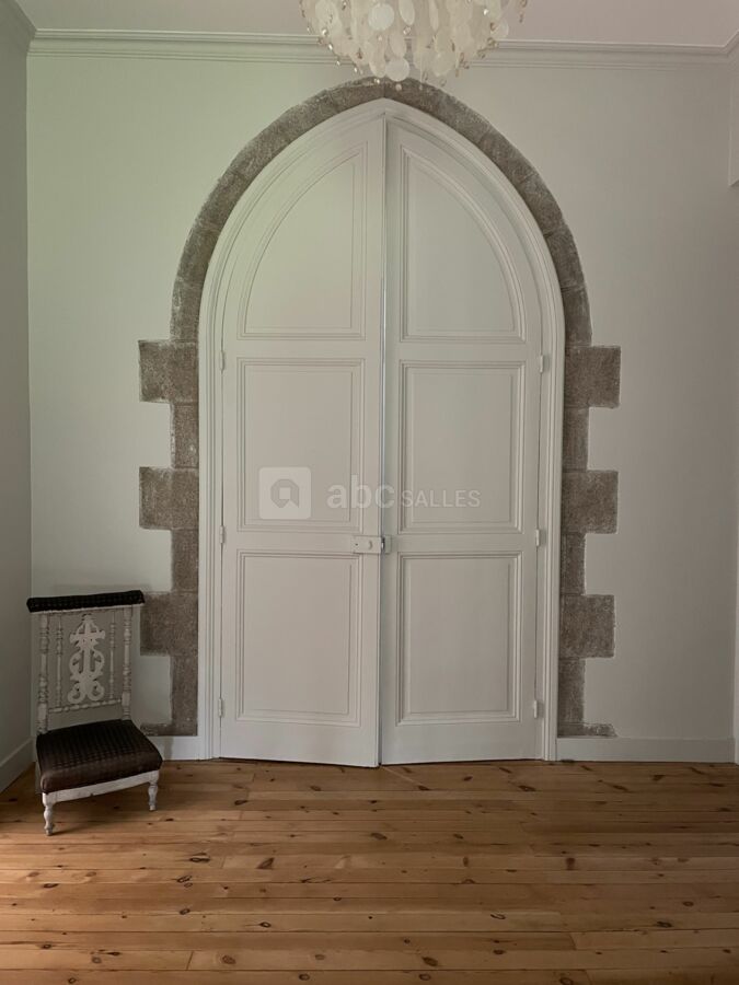 Porte de la petite chappelle donnant sur le palier