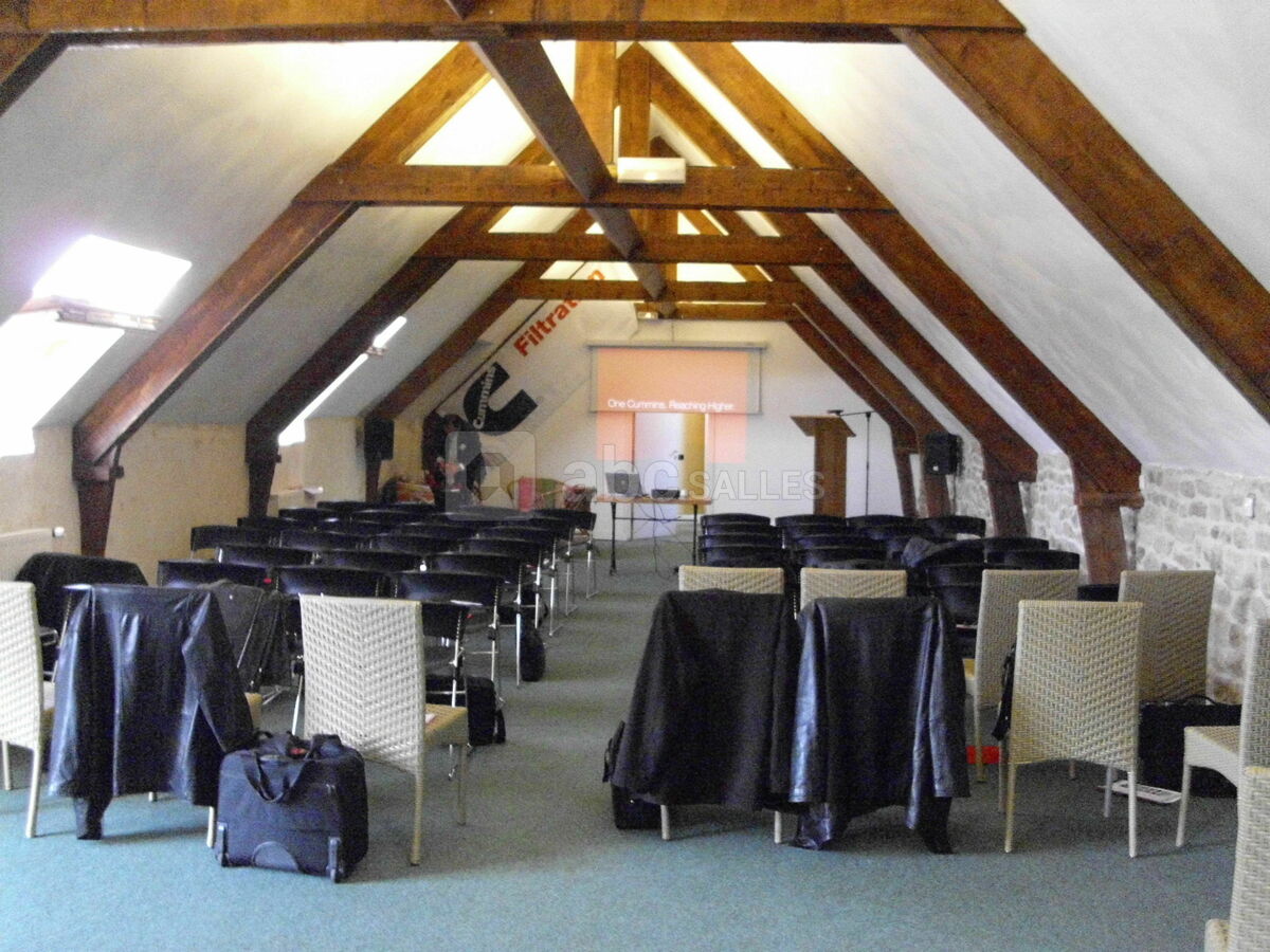 Grande salle de réunions à l'étage - Disposition en salle de théâtre