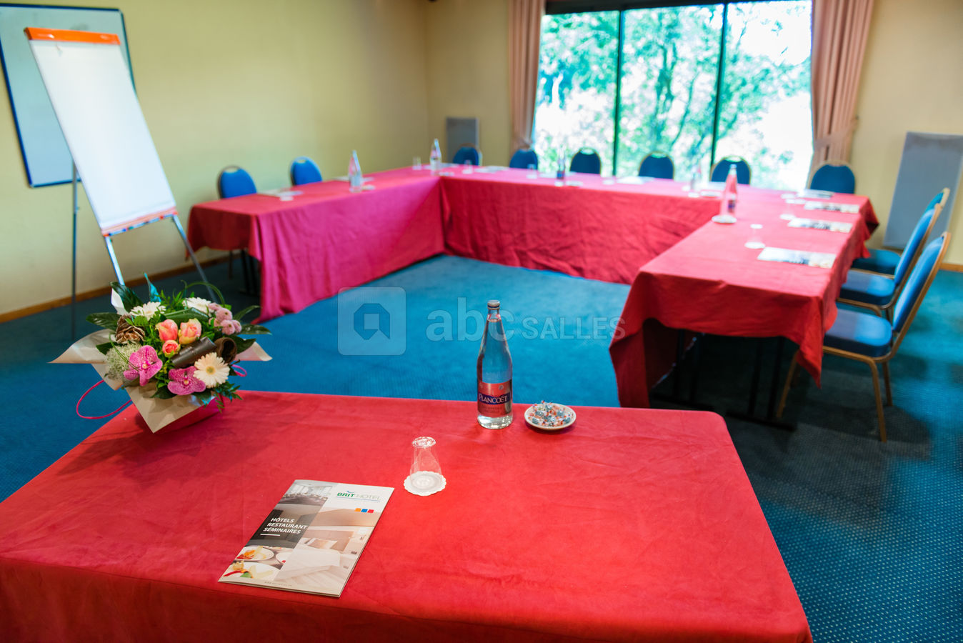 Salle de réunion en U