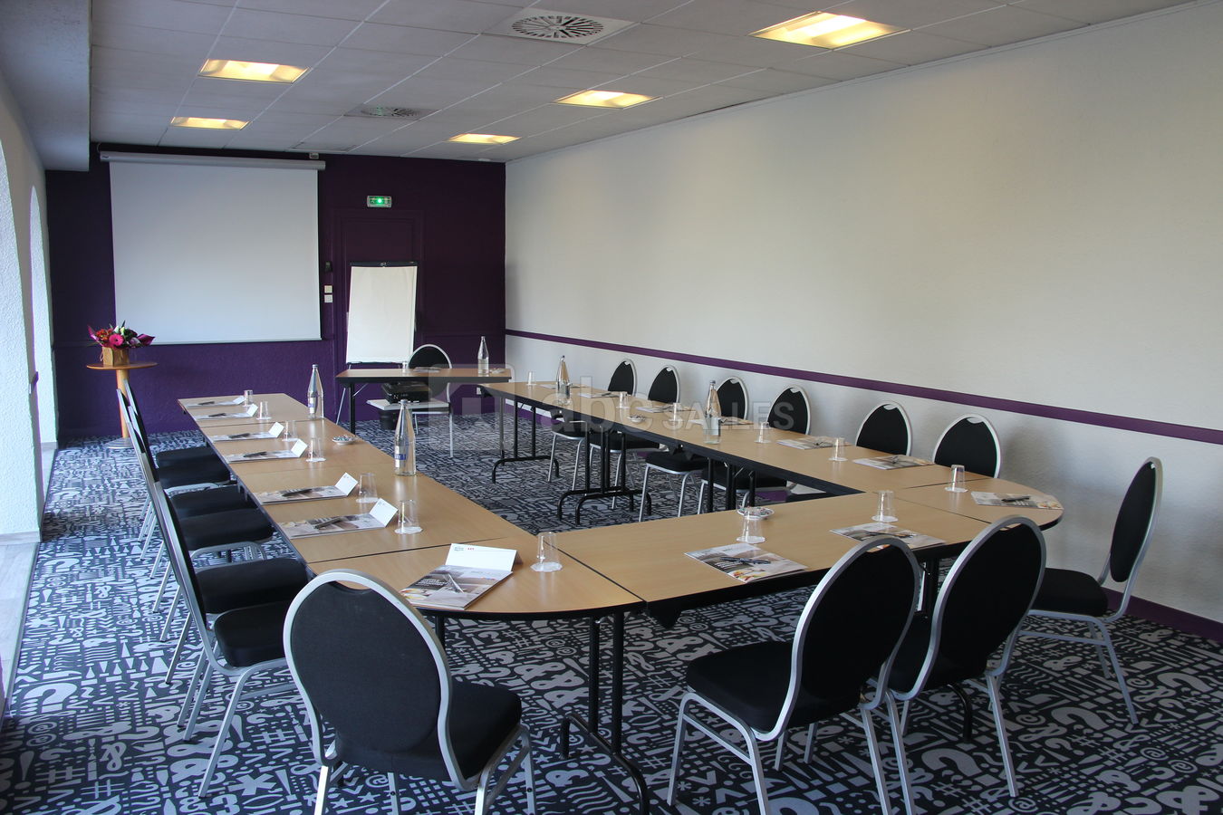 Salle de réunion en U
