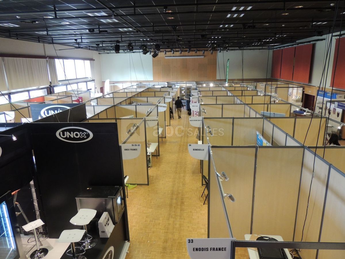 Salon avec stands