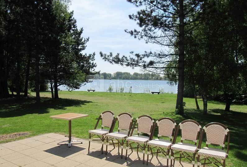Terrasse et vue extérieure
