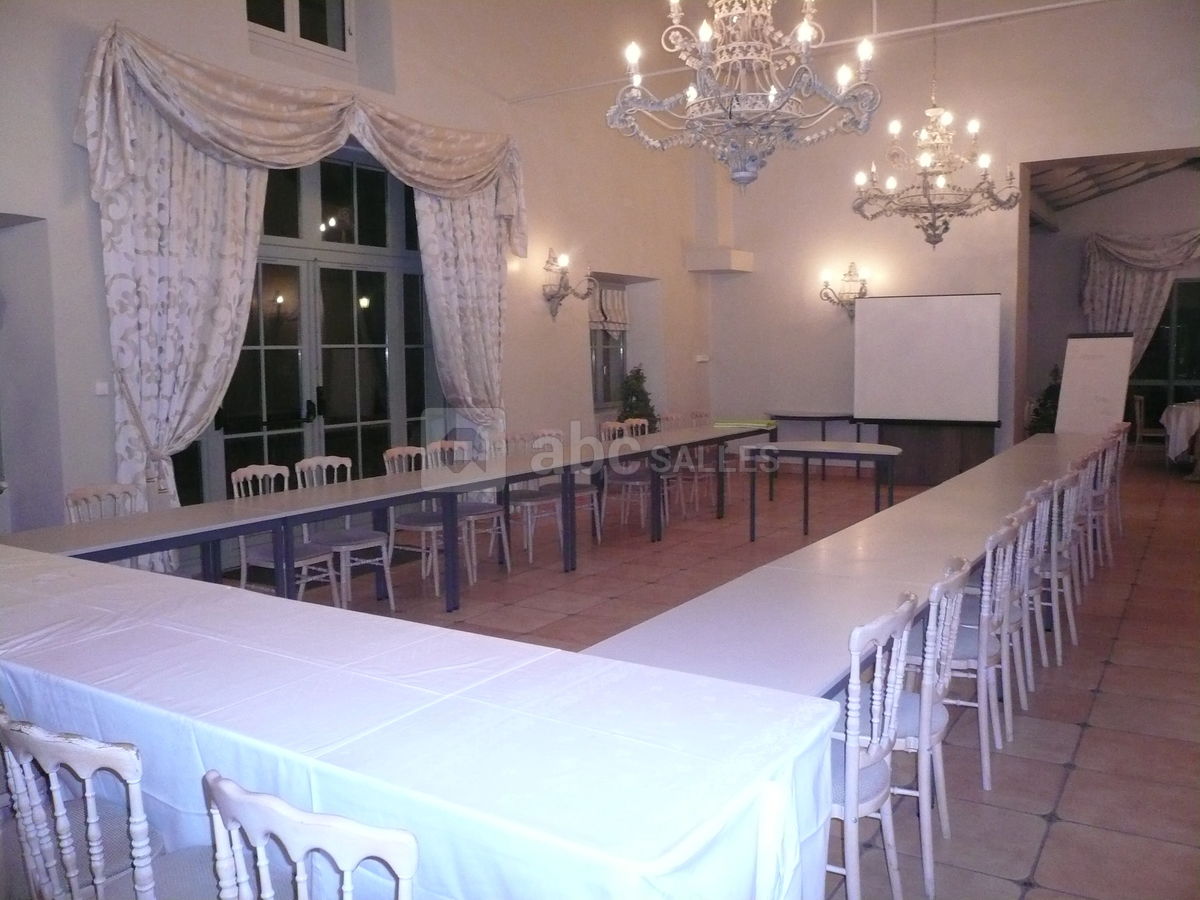 Salon de travail pour 30 personnes en u