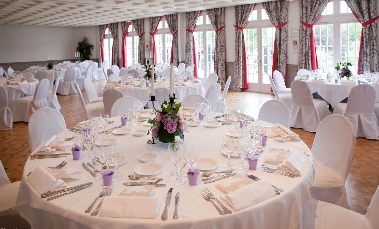 Salon rez de parc mise en place mariage