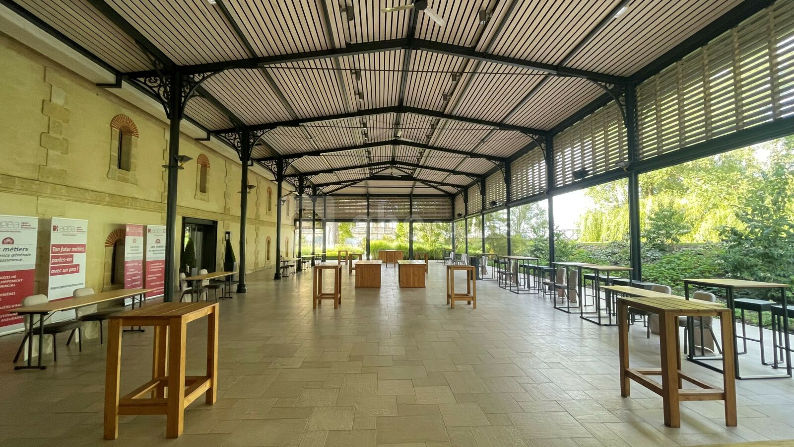 Halle - stands partenaires