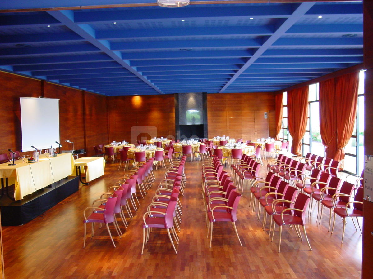 Reunion dans la salle de receptions de 230 m2