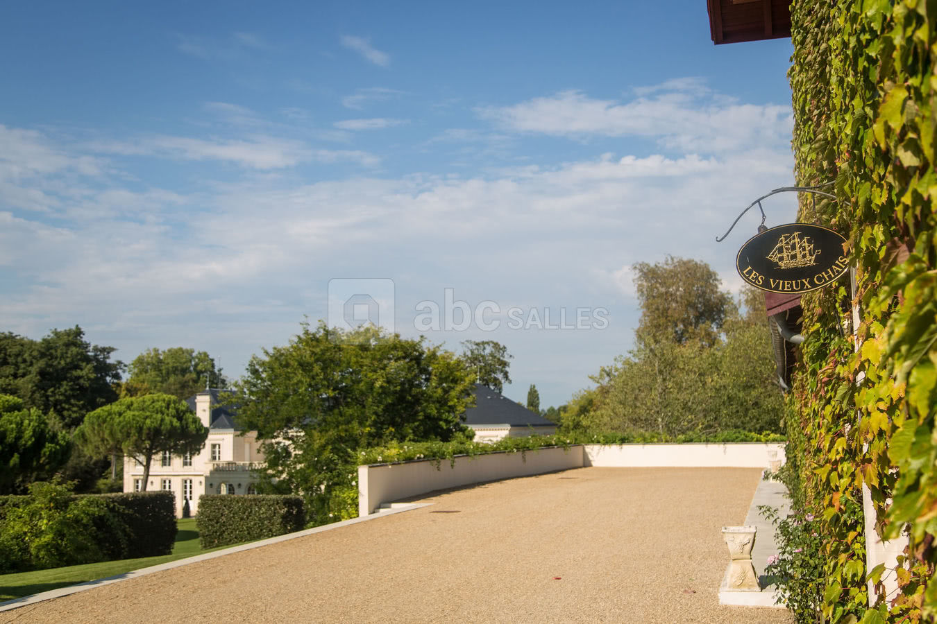 Terrasse de 400 m² devant les Vieux Chais