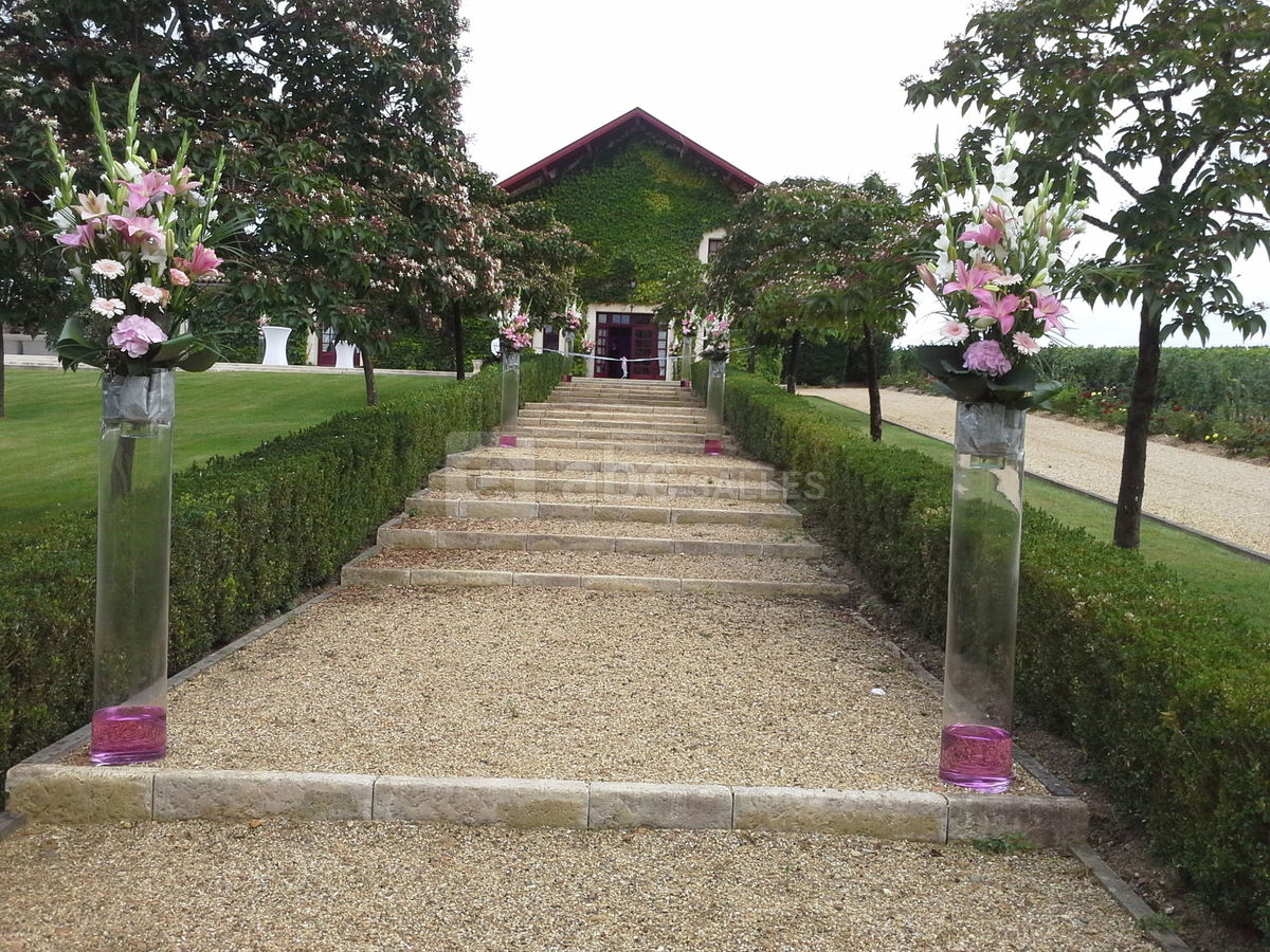 Escalier devant les Vieux chais vu d'en bas