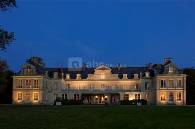La façade du chateau de nuit
