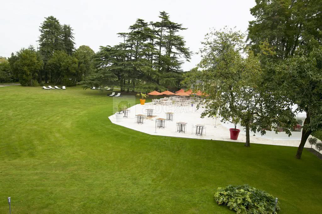 Vue d'une partie du parc et de la terrasse de 800 m2