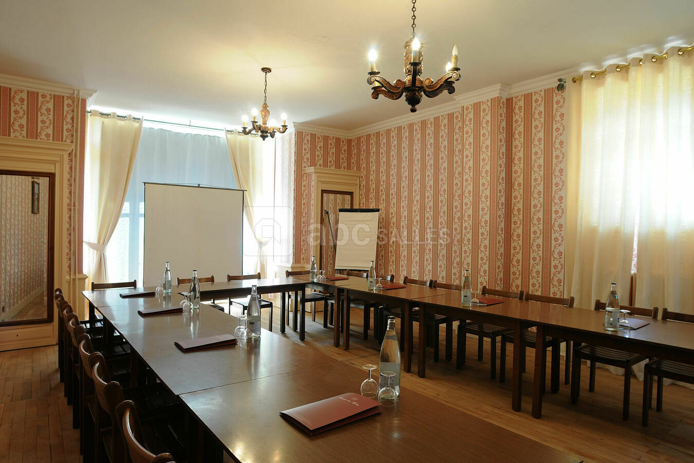 Salle de séminaire : la bibliothèque