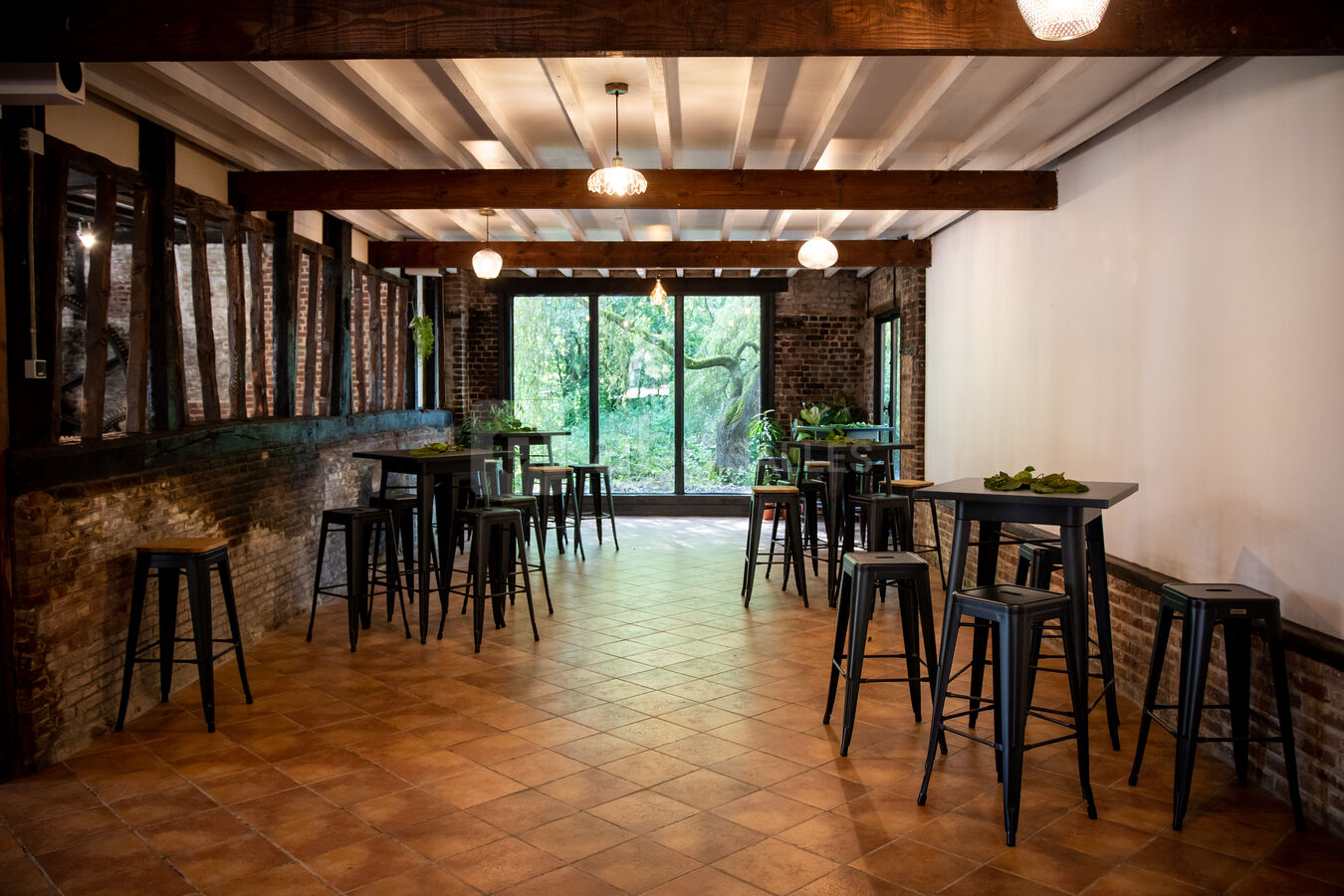 La salle LOUNGE vue rivière