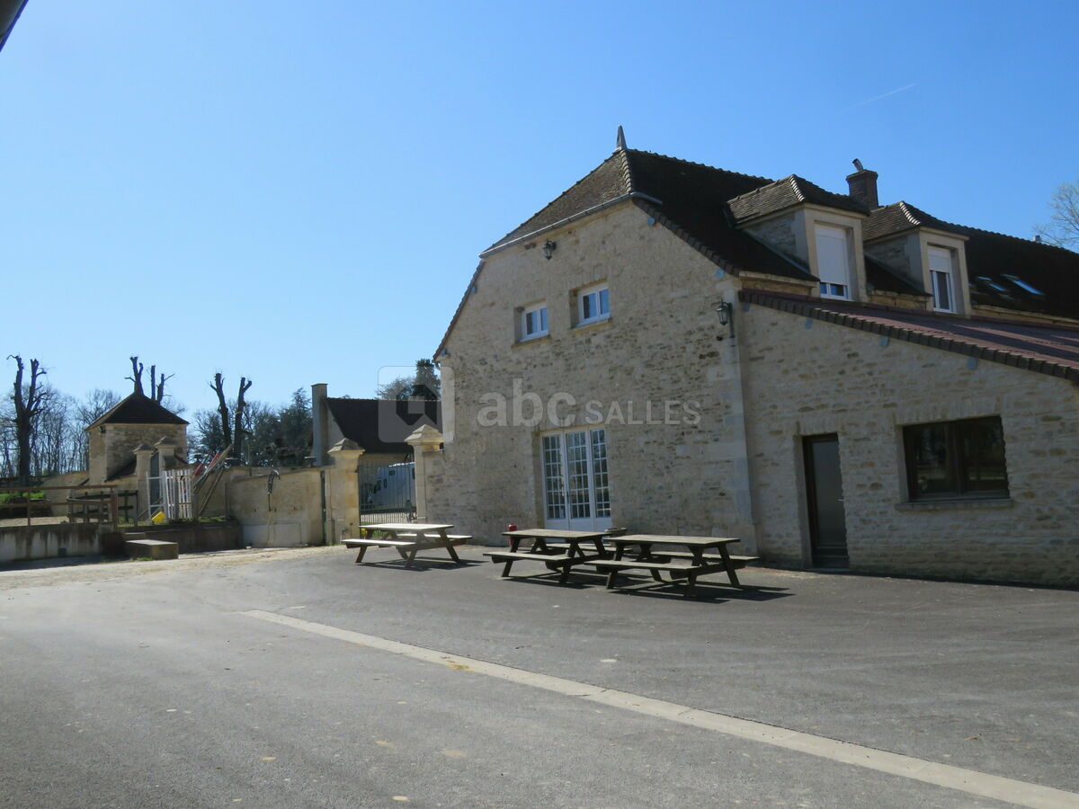 EXTERIEUR SALLE PIERRE DE PAYS