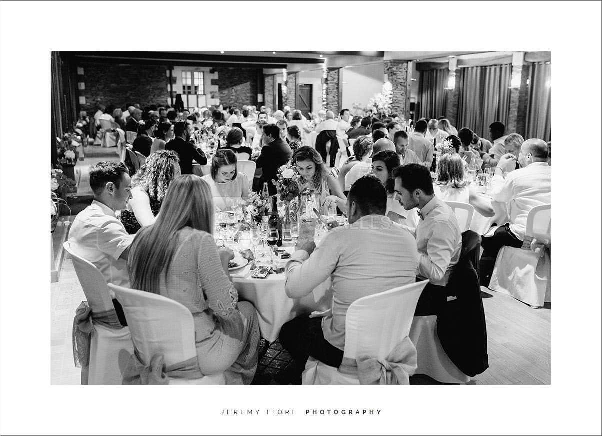 Dîner à table dans la salle Thioire