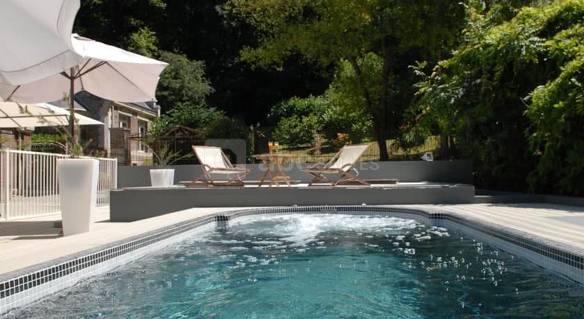 Spa de nage extérieur à 34 °C