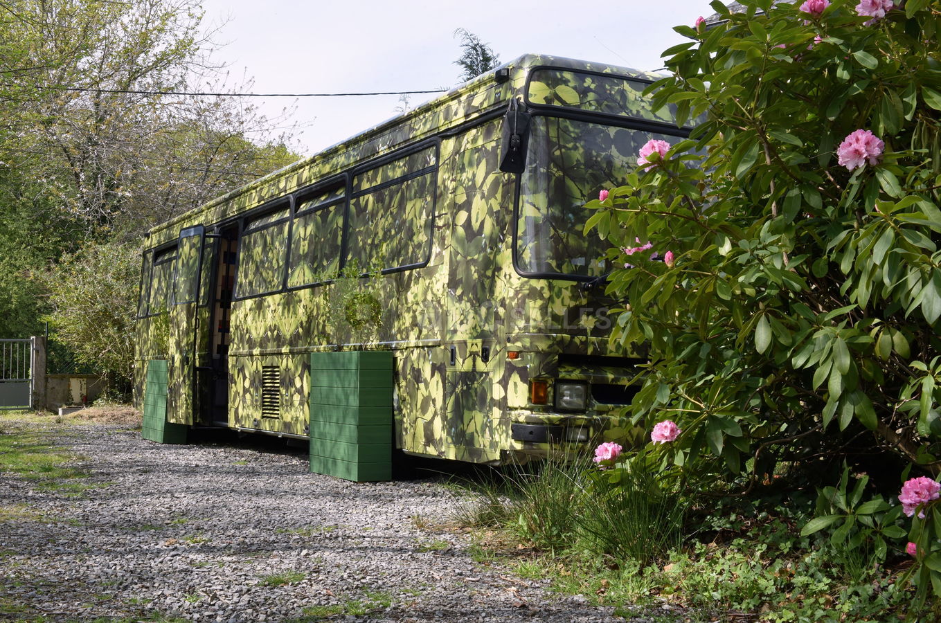 Le bus "dortoir" au fond du jardin