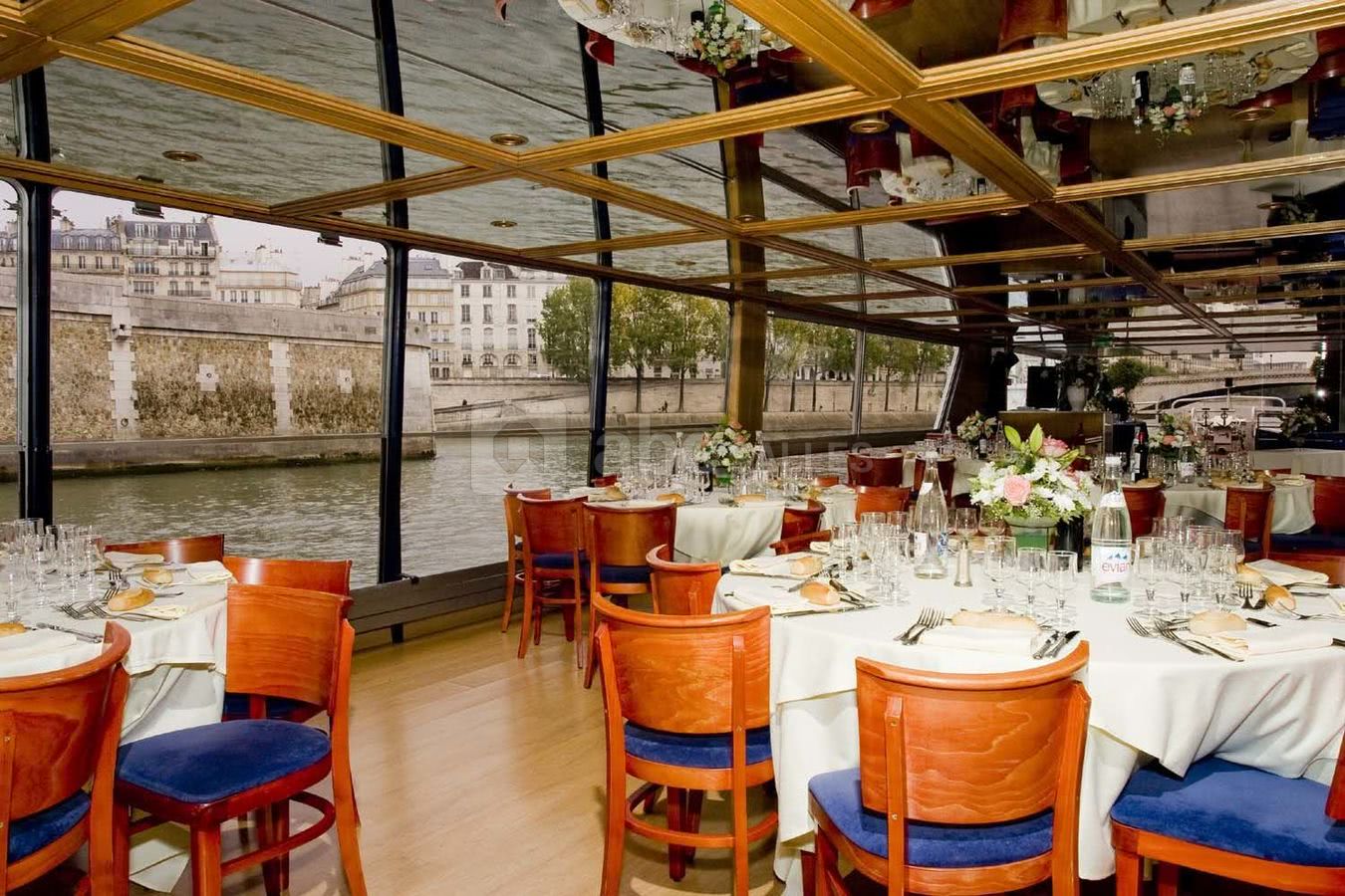 Au pied de Notre dame , votre Salon panoramique du bateau le rive droite