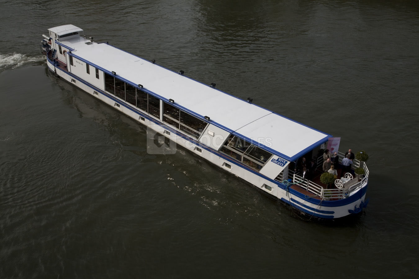 Bateau navigant le Rive droite