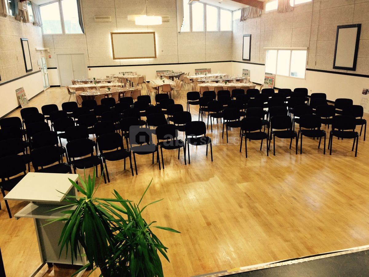 Salle Belle Ile dressée en plenière + espace repas