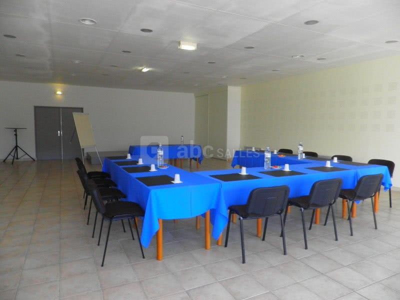 Salle Izenah en U (sous commission) 125m2