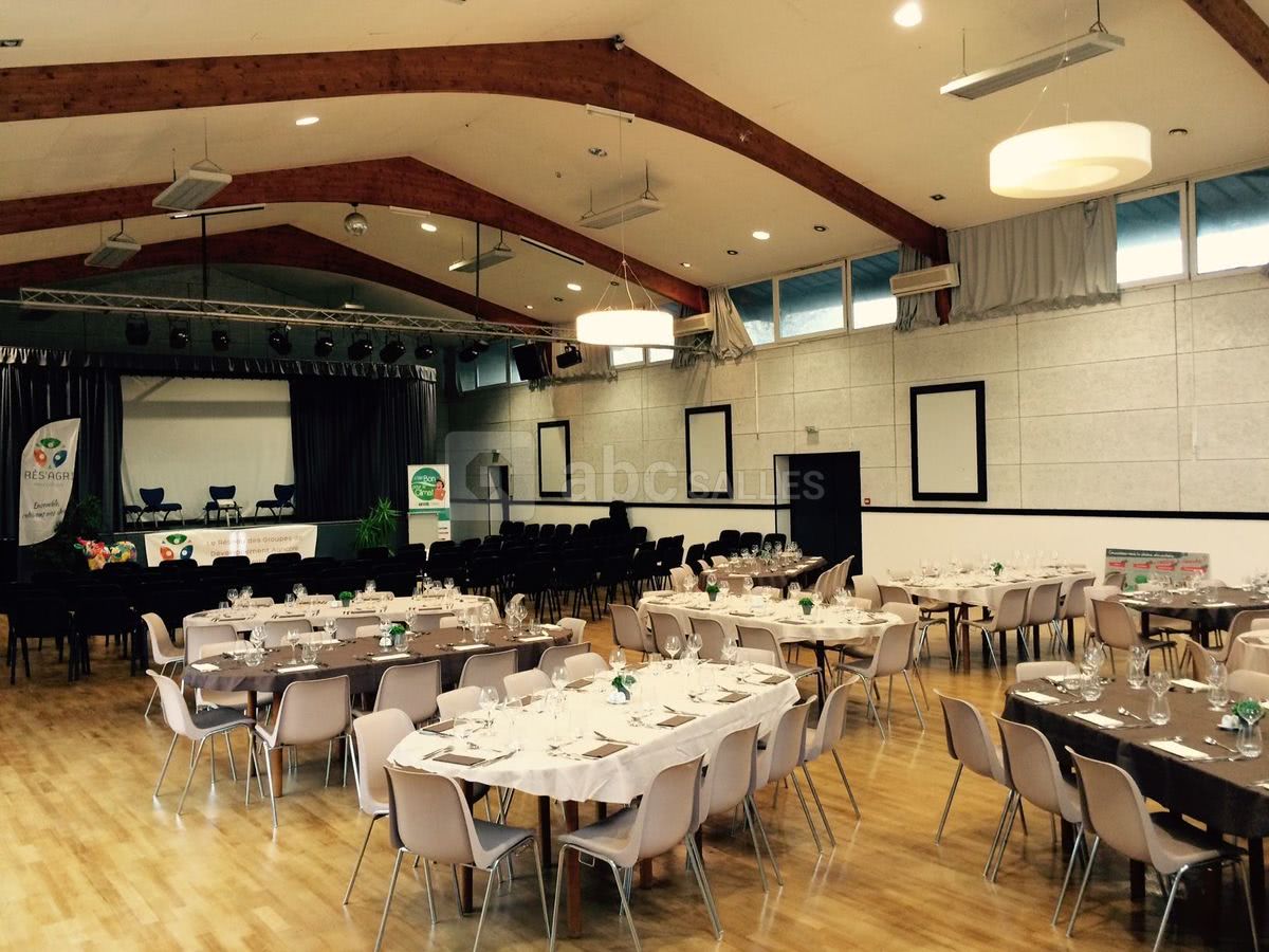 Salle Belle Ile dressée en plenière + espace repas