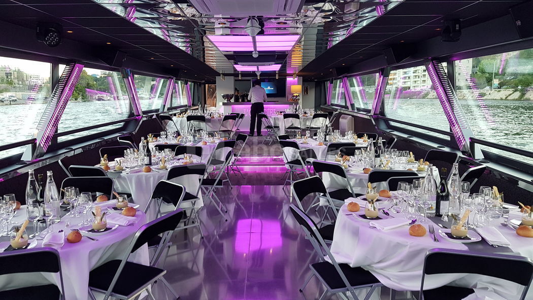 Salon du bateau l'Officiel en repas assis