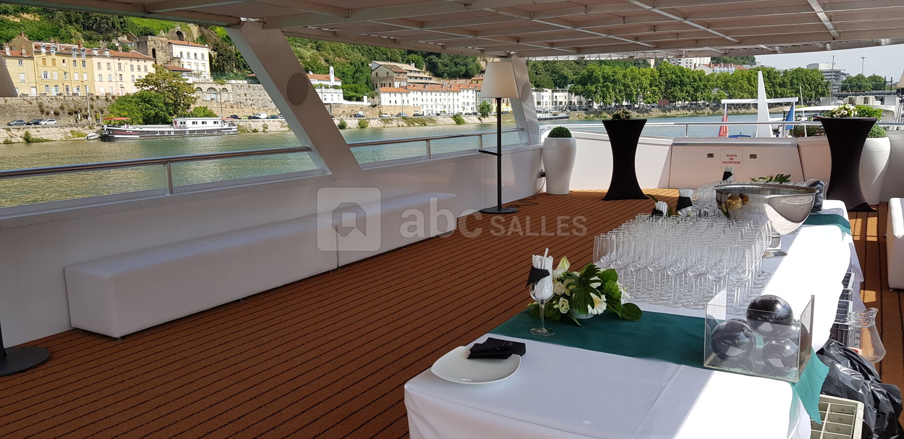 Espace extérieur du bateau l'Officiel