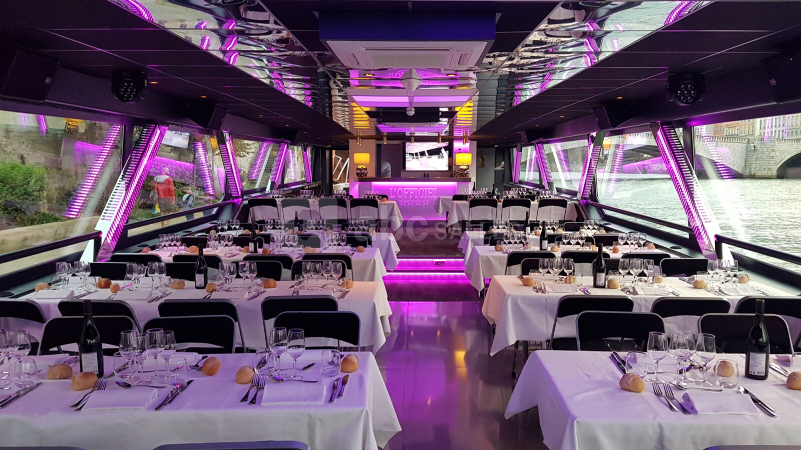 Salon du bateau l'Officiel en repas assis