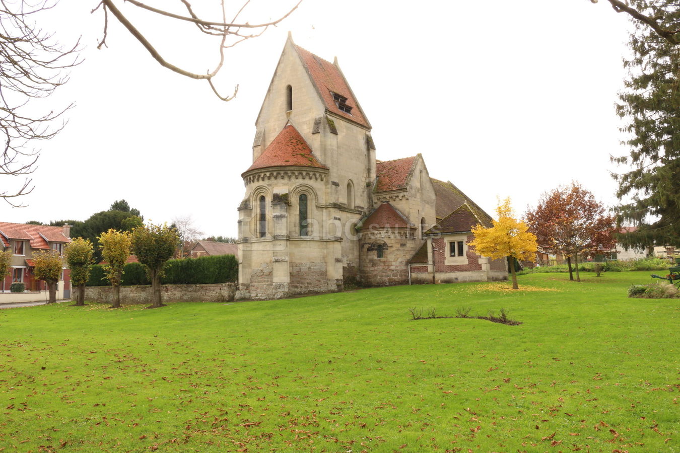 Eglise classée XII ° siècle 50 m du chateau